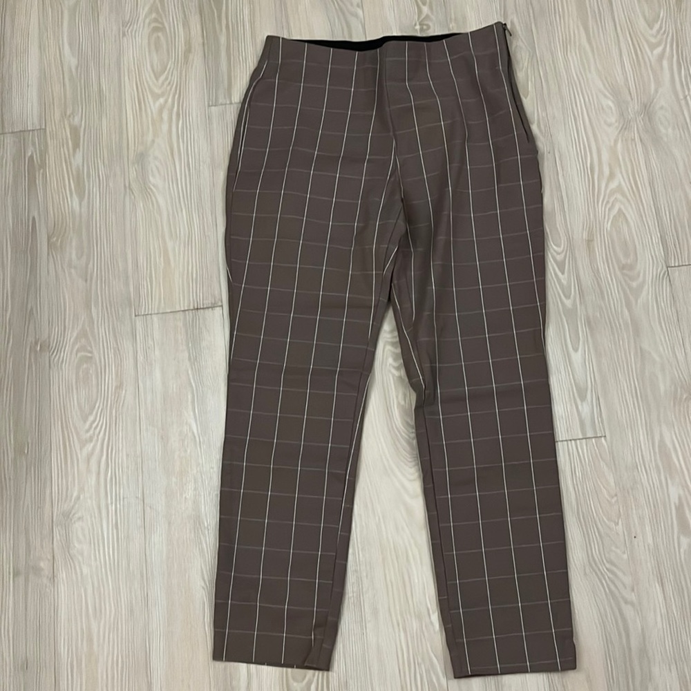 Checkered brown pants with elastic waist and side zipper